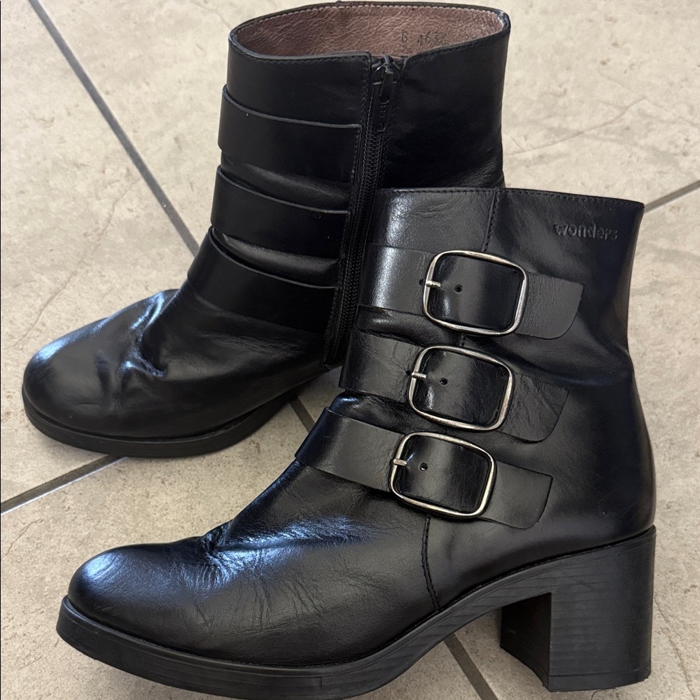 Wonders Black Leather Buckle Heeled Boots